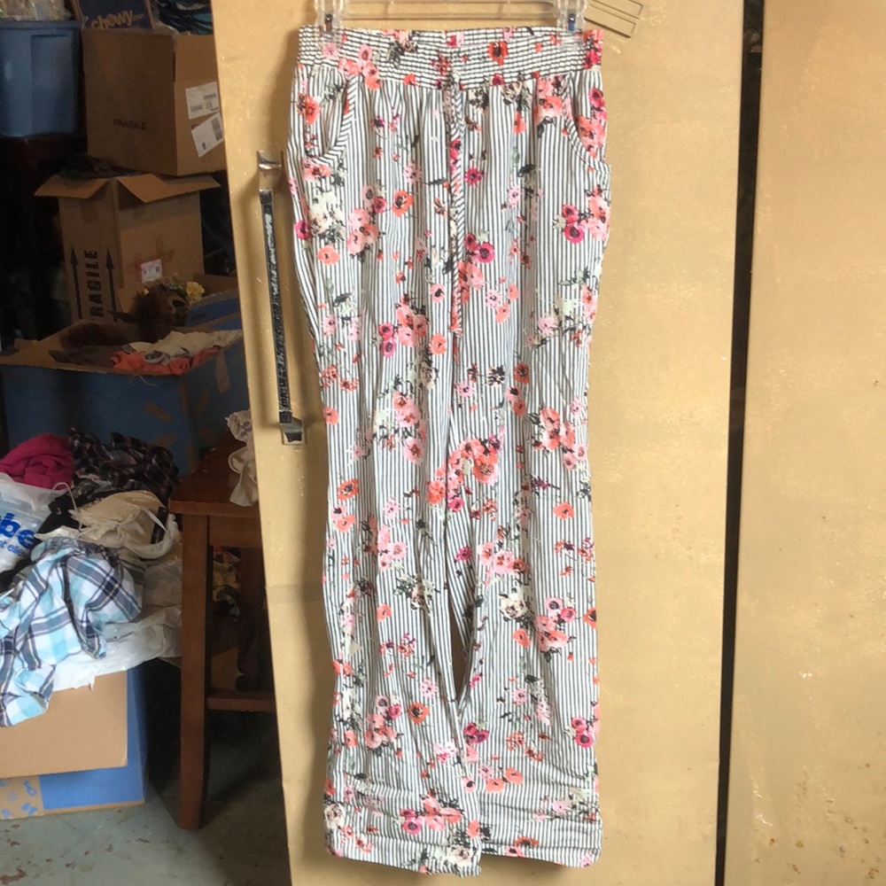 Black and white style flower pants